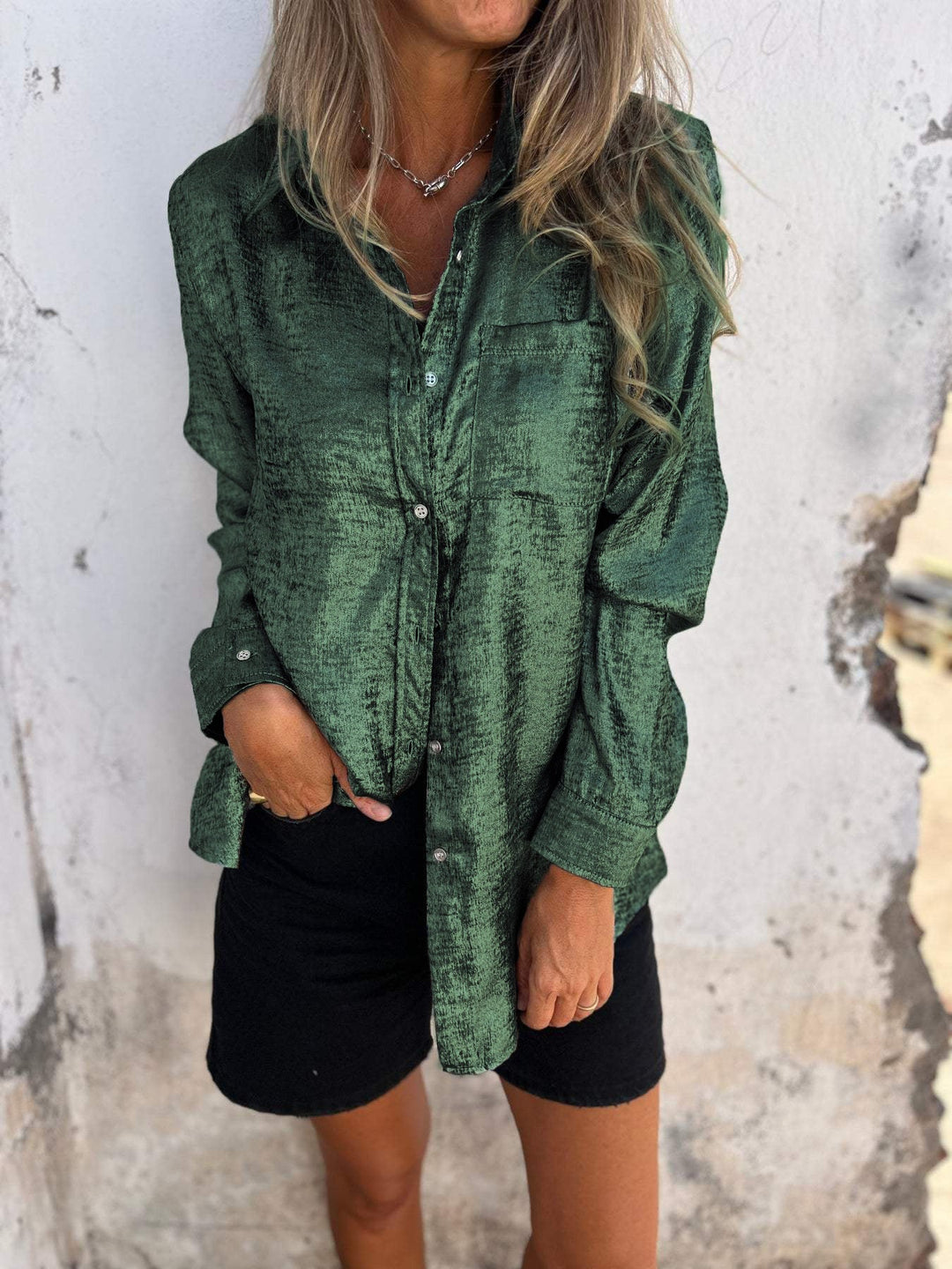 Chemise Satin Métallisée : Fluide, Chic & Tendance