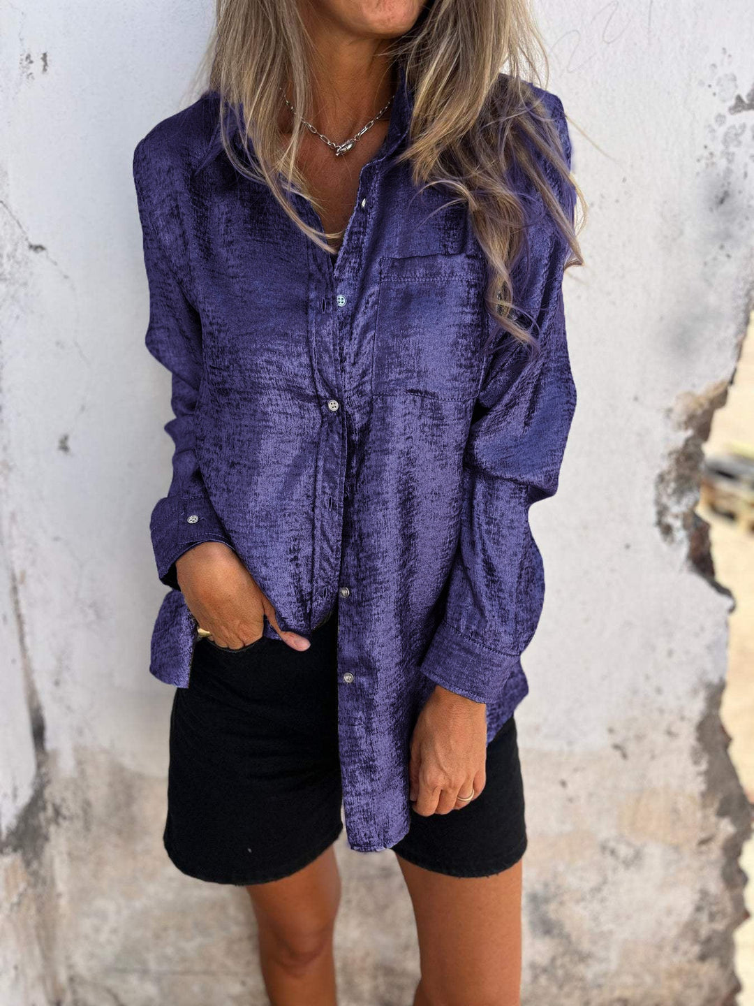 Chemise Satin Métallisée : Fluide, Chic & Tendance
