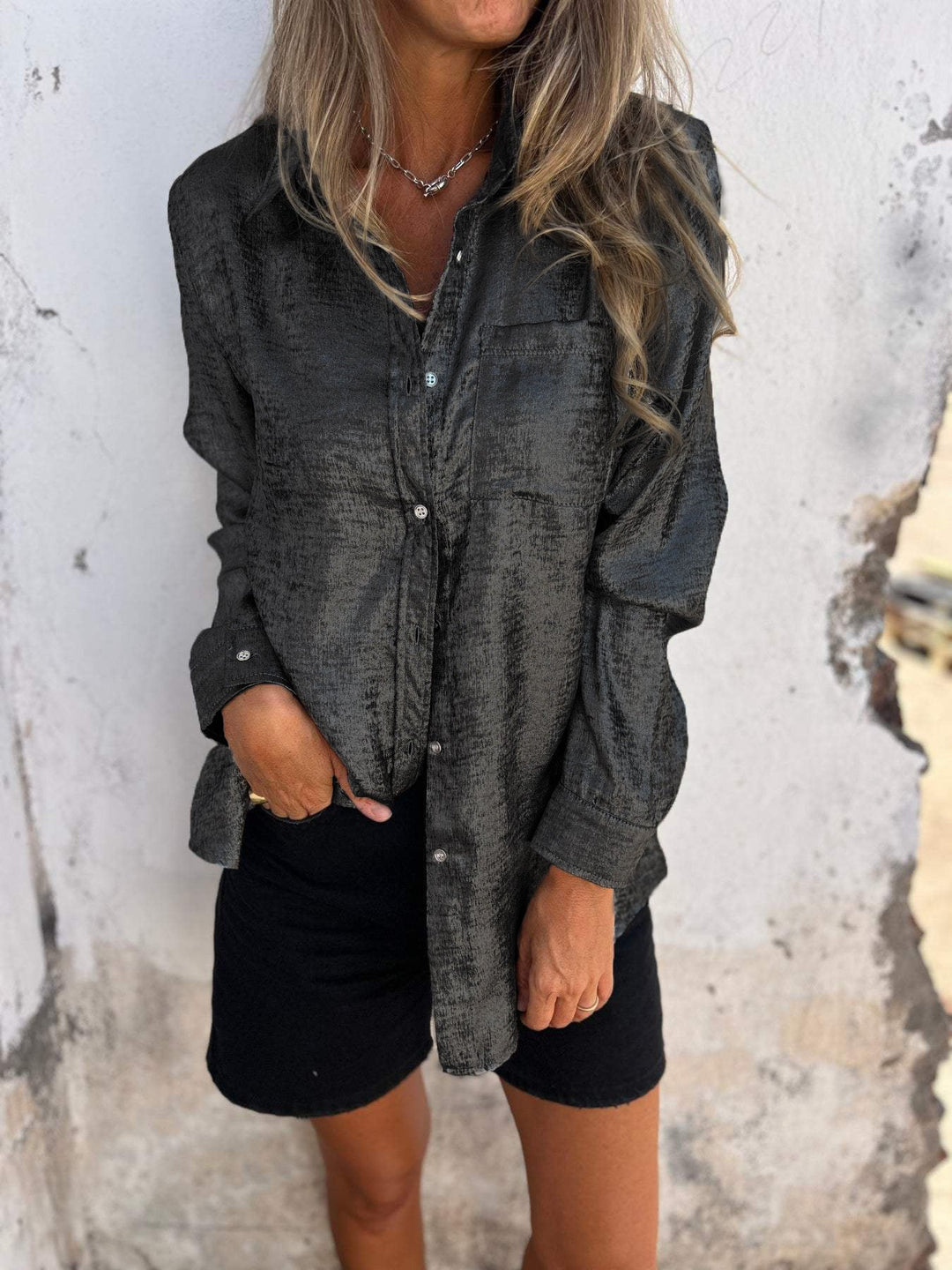 Chemise Satin Métallisée : Fluide, Chic & Tendance