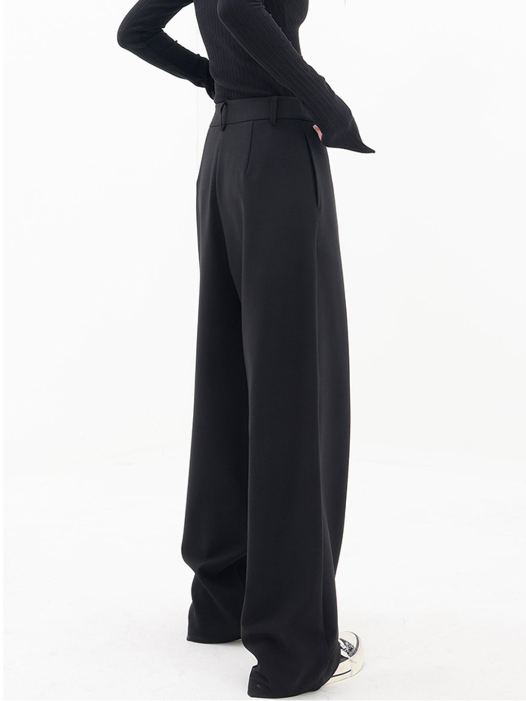 Pantalon Large Asymétrique – Osez l’Originalité avec Élégance