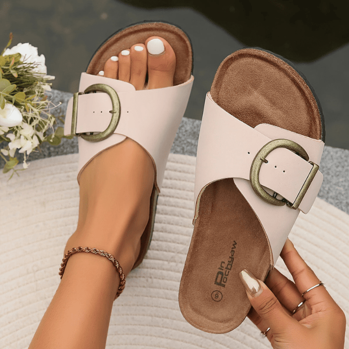 Axia | Sandales à Enfiler Femme avec Détail de Boucle | Plates - Looksy