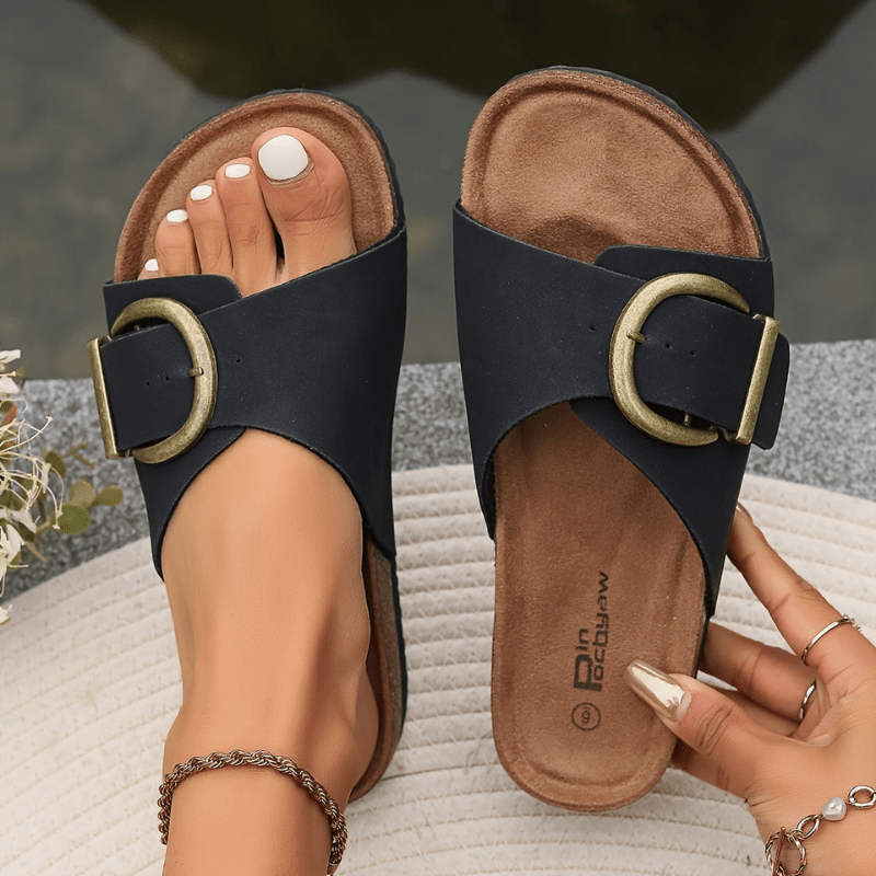 Axia | Sandales à Enfiler Femme avec Détail de Boucle | Plates - Looksy