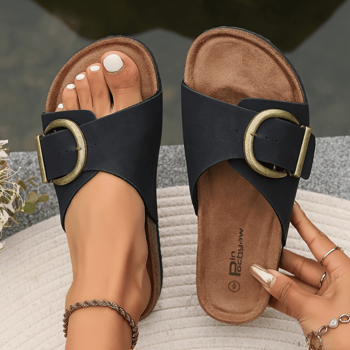 Axia | Sandales à Enfiler Femme avec Détail de Boucle | Plates - Looksy