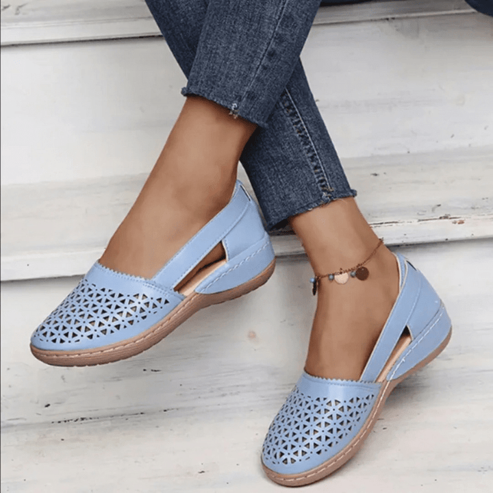 Camille | Chaussures Confortables Respirantes à Découpes pour Femme | Plates - Looksy