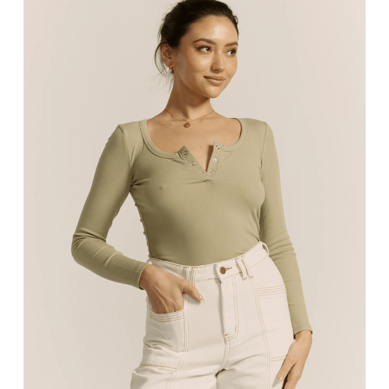 Petronia | Chemise Henley Côtelée Décontractée pour Femme | Manches Longues - Looksy
