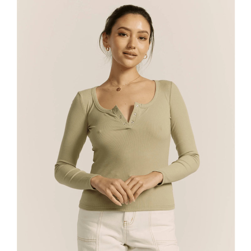 Petronia | Chemise Henley Côtelée Décontractée pour Femme | Manches Longues - Looksy