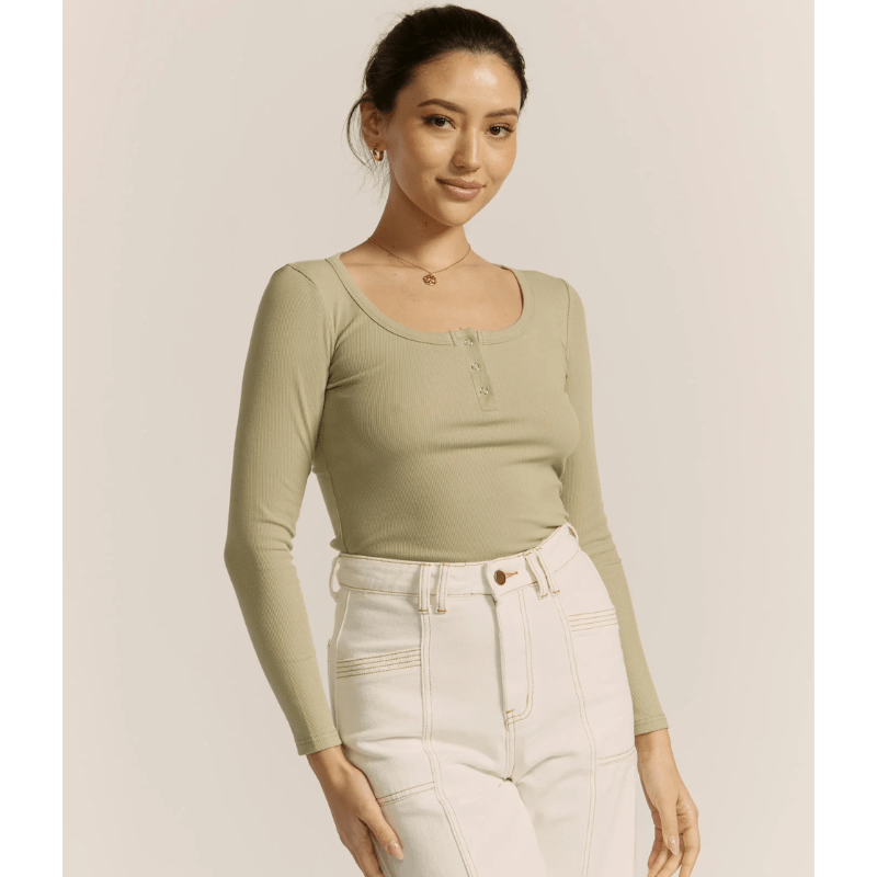 Petronia | Chemise Henley Côtelée Décontractée pour Femme | Manches Longues - Looksy