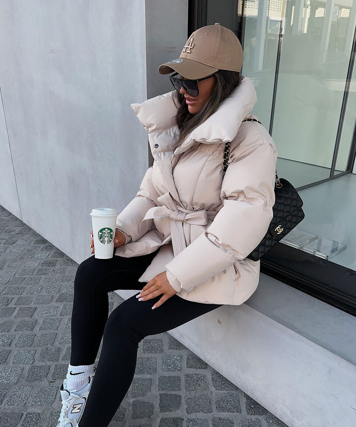 Doudoune Ceinturée : Chaleur Élégante & Silhouette Hiver