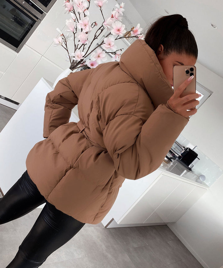 Doudoune Ceinturée : Chaleur Élégante & Silhouette Hiver