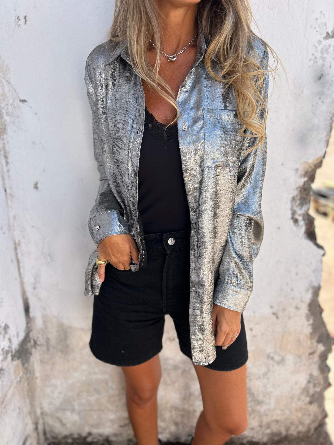Chemise Satin Métallisée : Fluide, Chic & Tendance