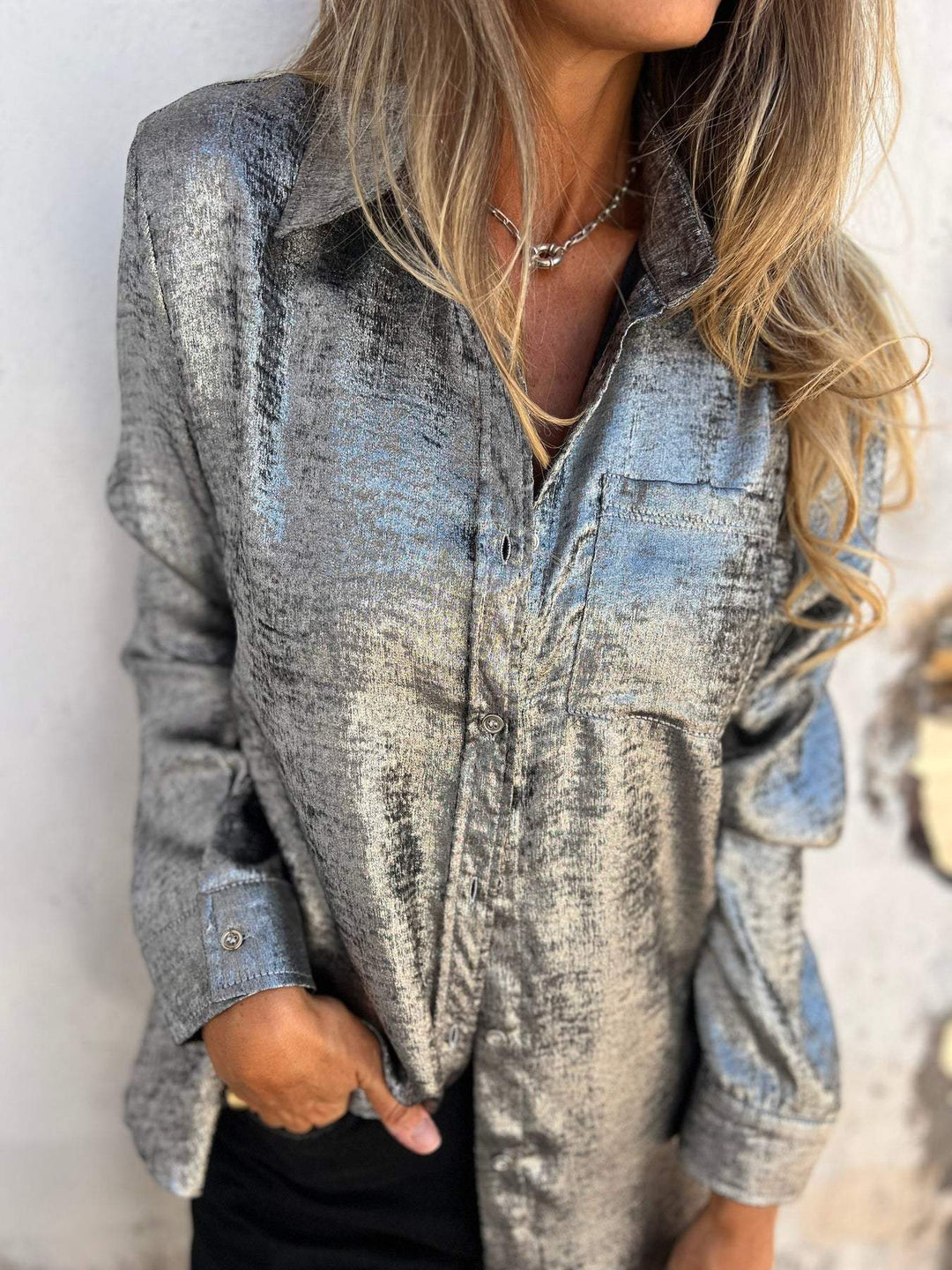 Chemise Satin Métallisée : Fluide, Chic & Tendance