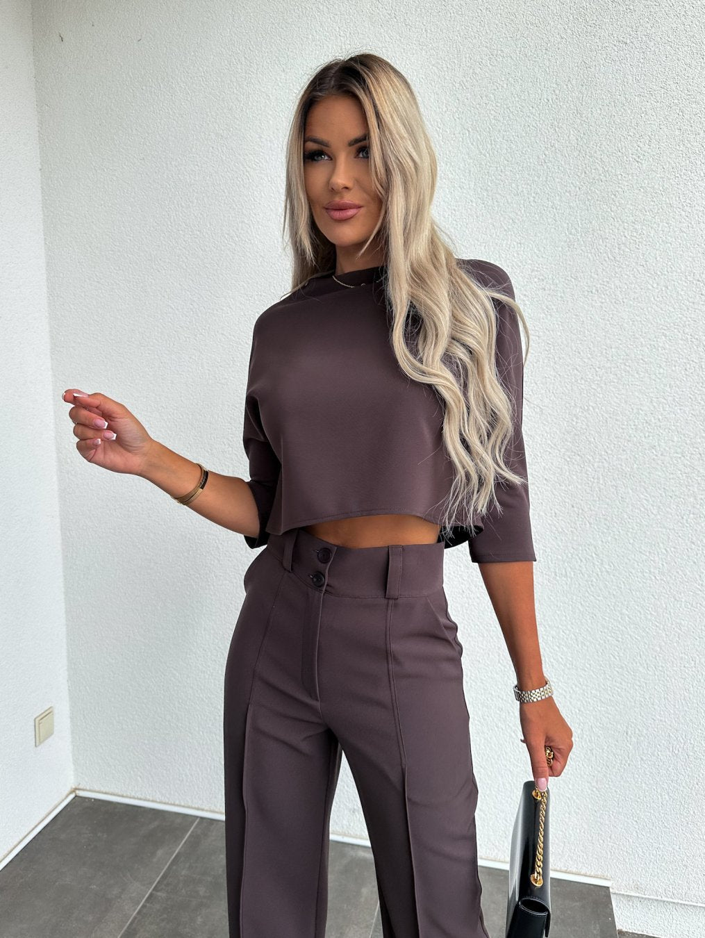 Ensemble Tailleur Noir Chic : Top Court & Pantalon Évasé