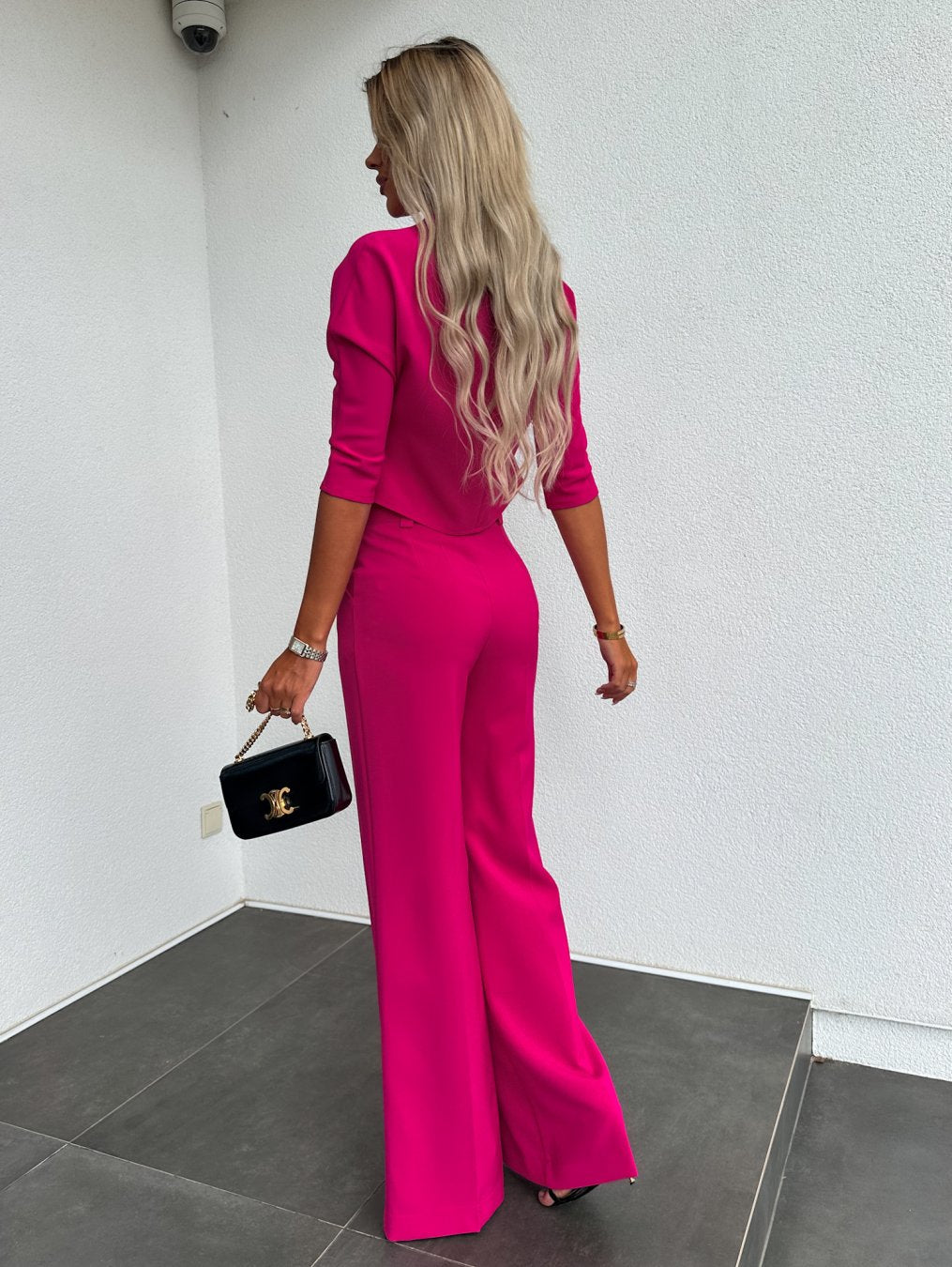 Ensemble Tailleur Noir Chic : Top Court & Pantalon Évasé
