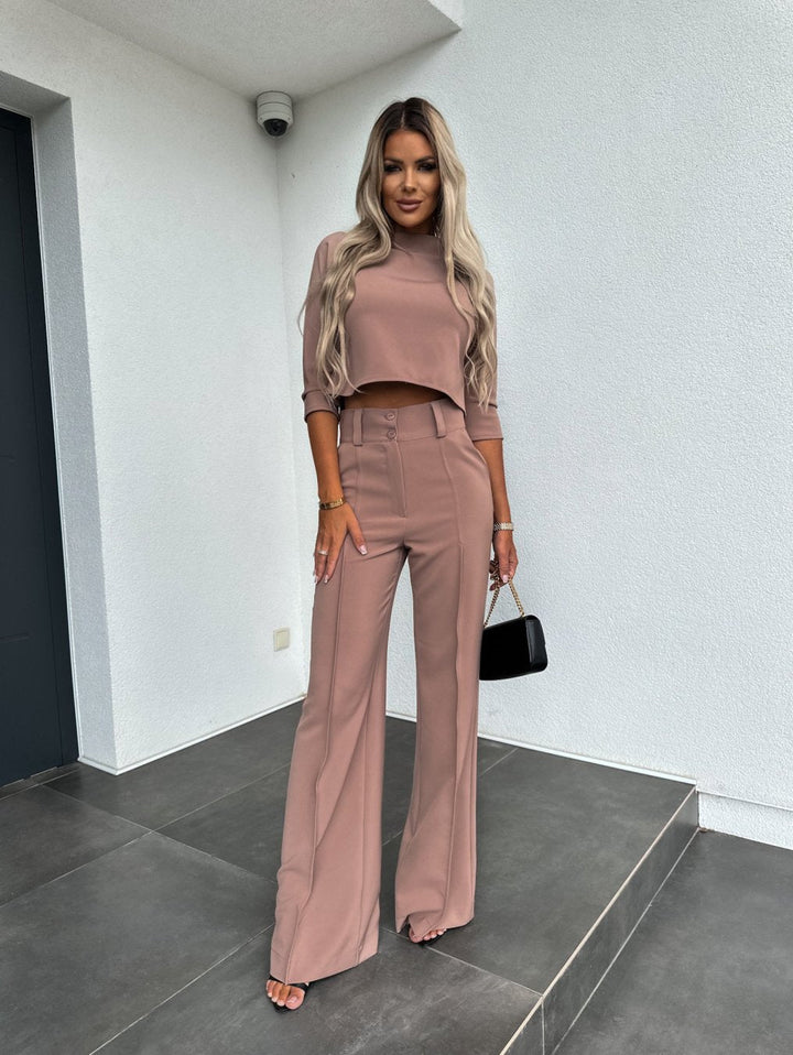 Ensemble Tailleur Noir Chic : Top Court & Pantalon Évasé