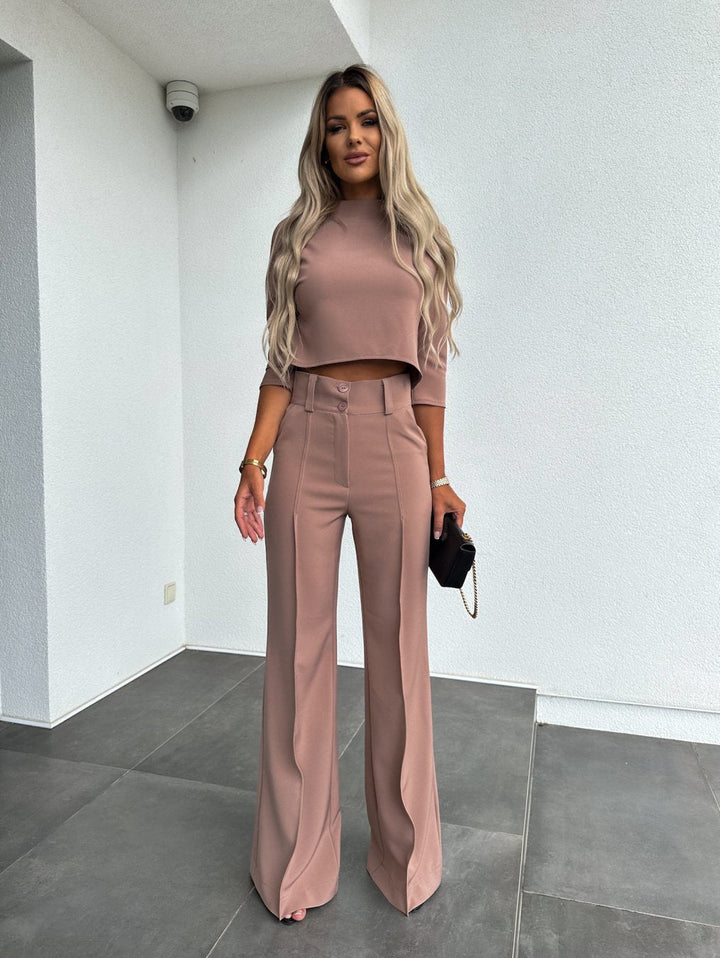 Ensemble Tailleur Noir Chic : Top Court & Pantalon Évasé