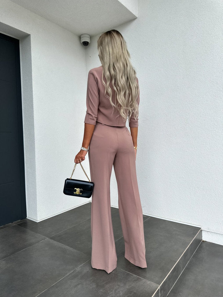 Ensemble Tailleur Noir Chic : Top Court & Pantalon Évasé